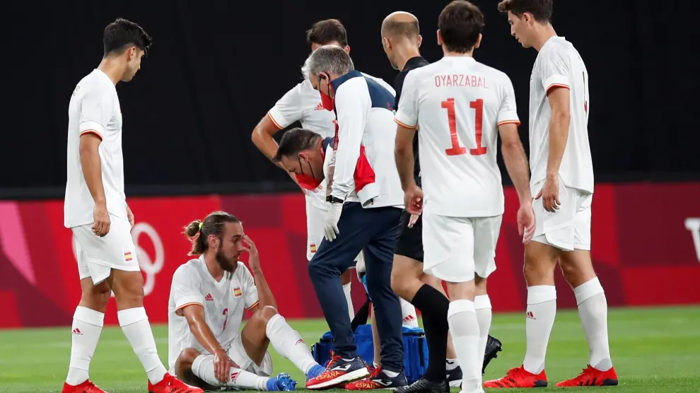 Óscar Mingueza recibe ayuda de las asistencias médicas tras lesionarse durante el encuentro entre las selecciones olímpicas de España y Egipto