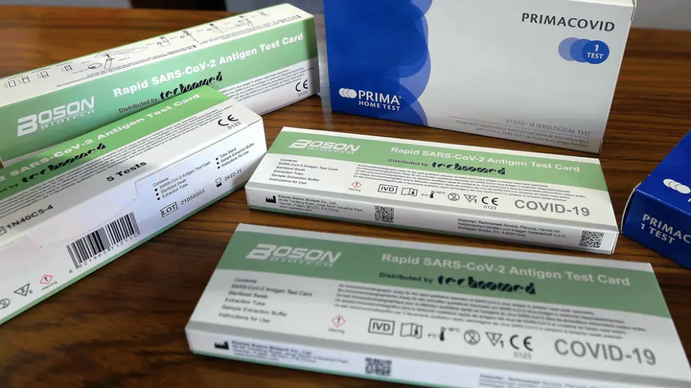 Cajas de test de autodiagnóstico covid de la farmacia Compairé en Huesca