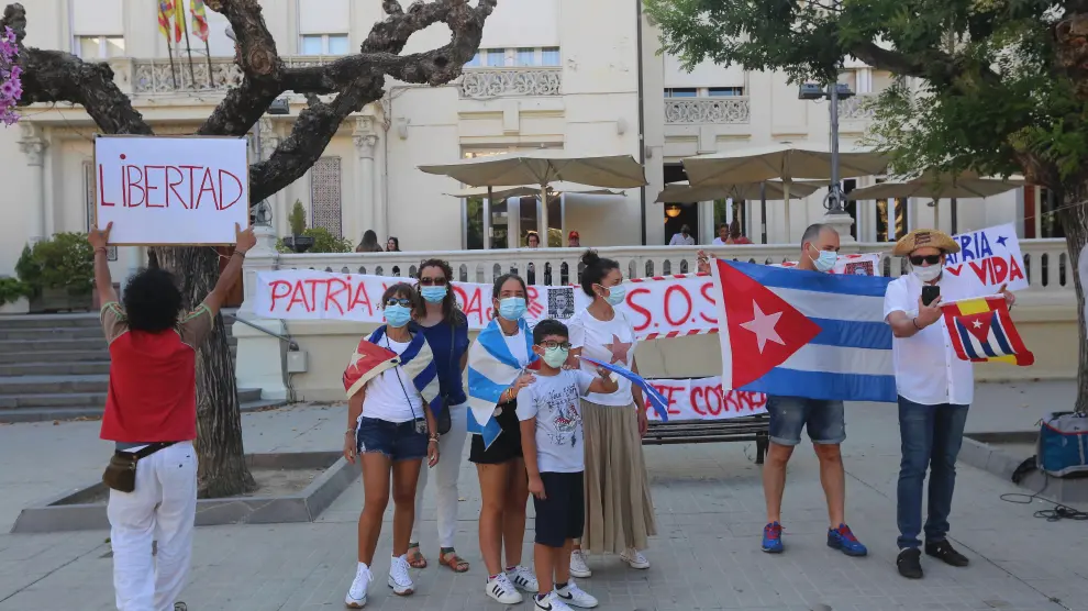 Protesta en la Plaza de Navarra de la capital oscense

	Manifestantes cubanos

 foto pablo segura 15 - 7 - 21