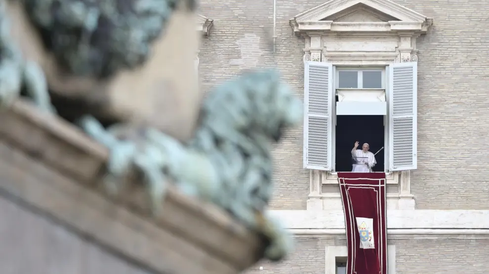 El Papa Francisco pronuncia la oración del Ángelus desde la ventana de su oficina con vistas a la plaza de San Pedro, Ciudad del Vaticano