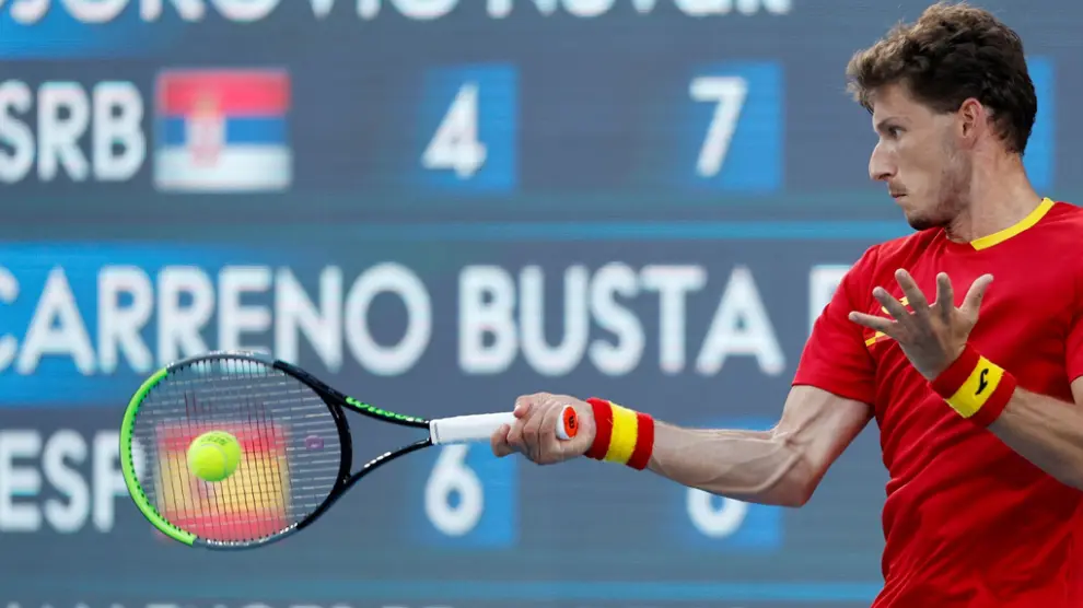 El español Pablo Carreño devuelve la bola al serbio Novak Djokovic durante el partido por la medalla de bronce