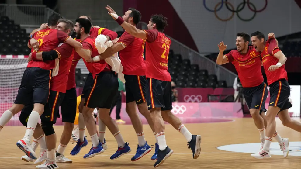 La selección española masculina de balonmano celebra su triunfo ante los suecos en cuartos de final