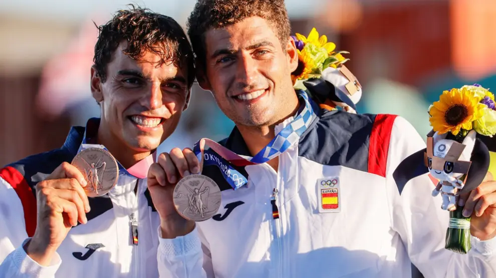 Los españoles Jordi Xammar y Nicolás Rodríguez, tras ganar la medalla de bronce en el 470