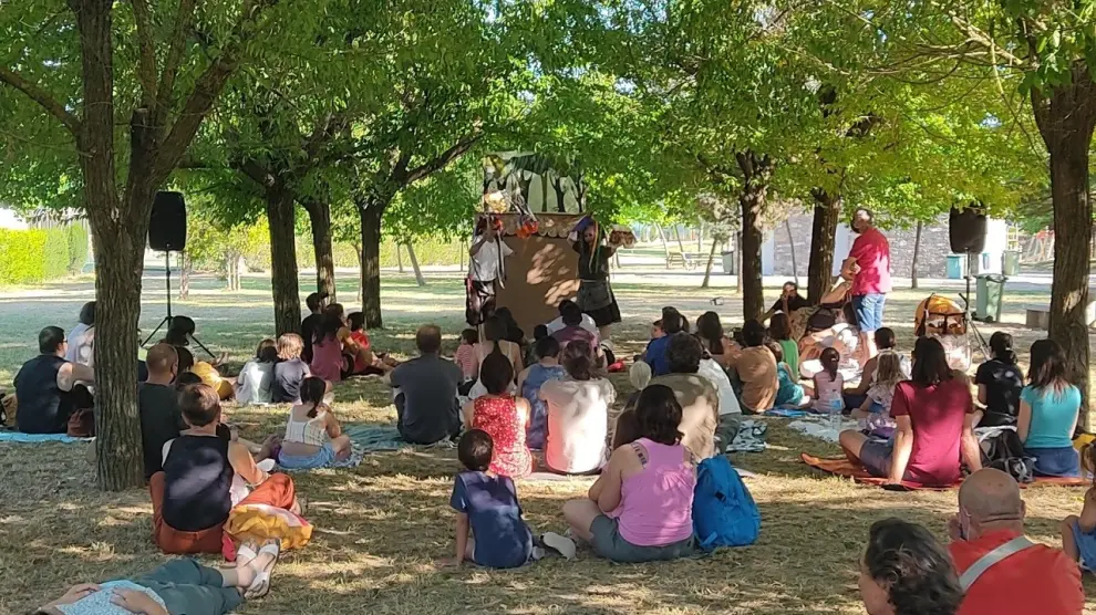 Público en el parque nabateros durante una de las actuaciones en el Festival Castillo de Aínsa