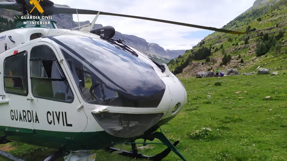 Helicóptero de la Guardia Civil durante un rescate en la provincia.