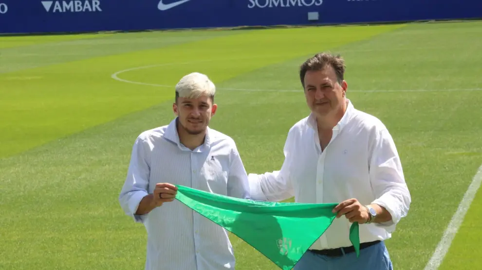 Andrei Ratiu y Manuel Torres posan con la pañoleta verde de San Lorenzo.