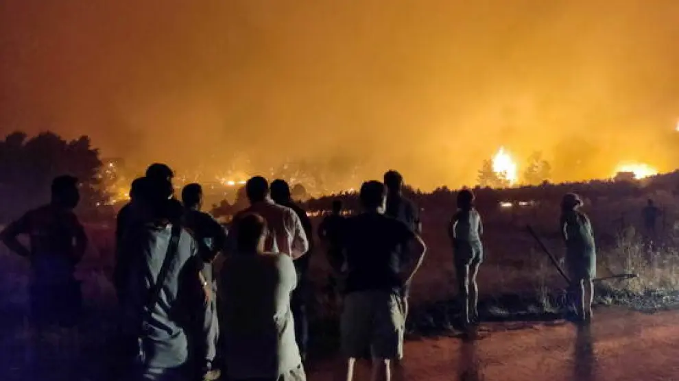Residentes de la isla de Eubea observan el avance de las llamas.