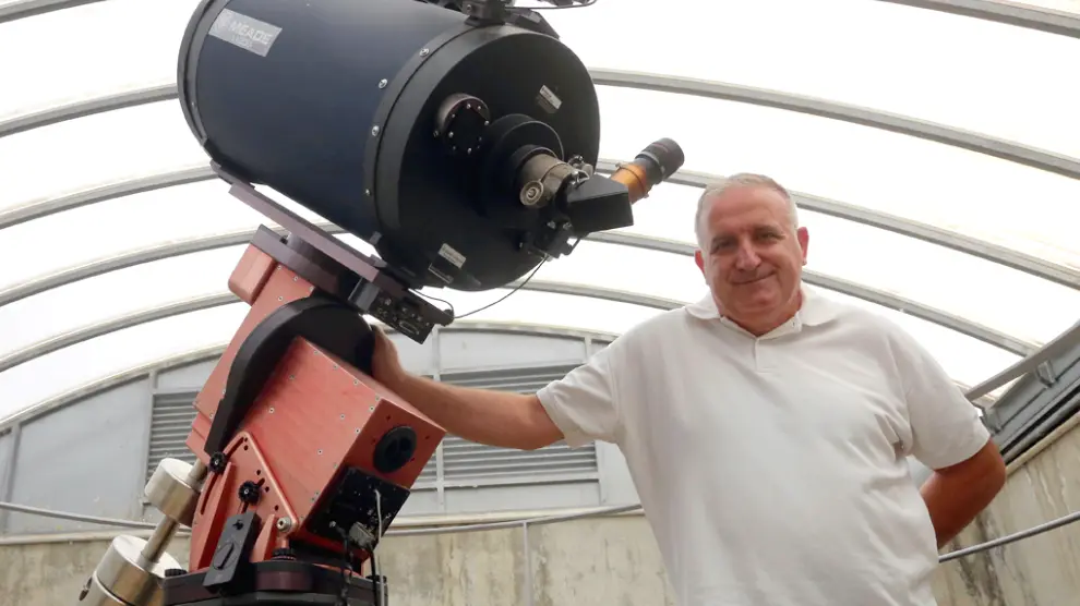 Alberto Solanes junto a un telescopio del Planetario de Aragón en Huesca