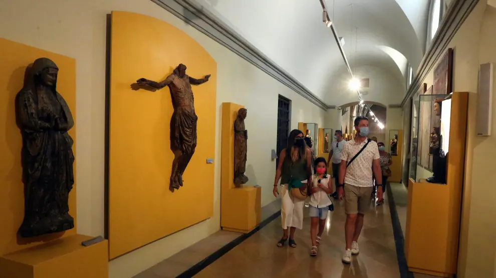 La gran colección de arte sacro del Museo Diocesano sorprende a los visitantes. 

 turistas visitantes

 foto pablo segura 

 12 - 8 - 21