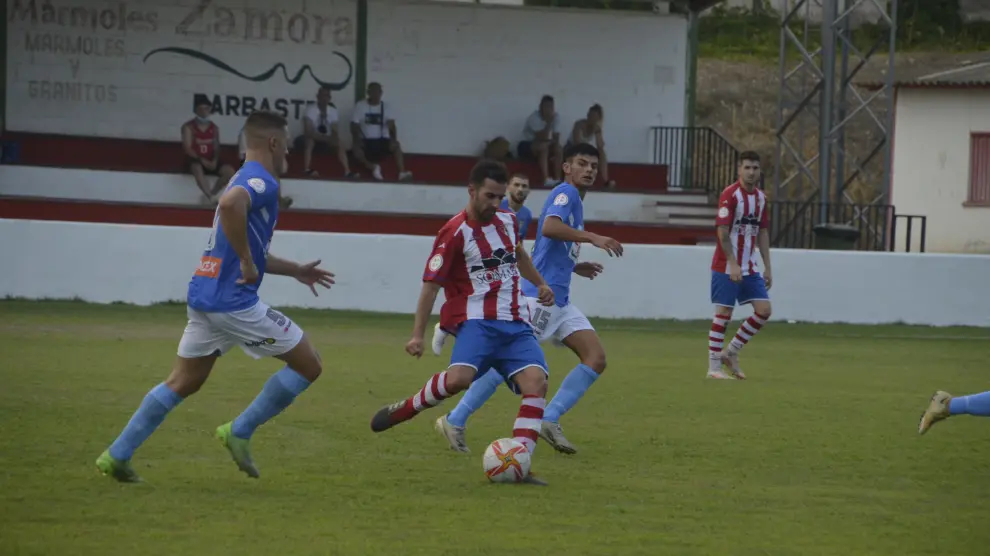 El Barbastro y el Binéfar empataron 2-2 en la primera jornada de la fase autonómica de la Copa RFEF.