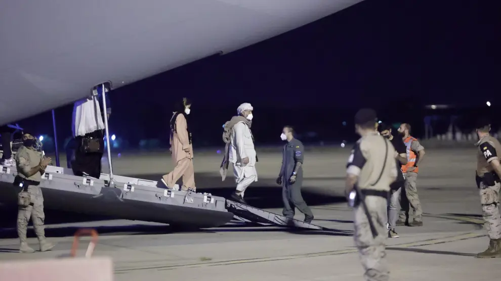 Llegada del primer avión con evacuados afganos y españoles en la madrugada del jueves.