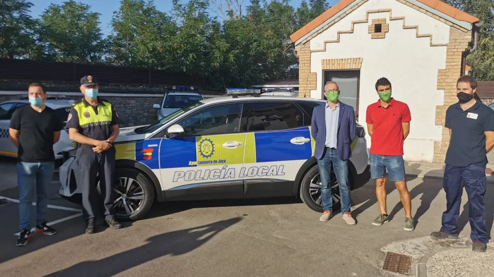Autoridades políticas, representantes de la Policía Local de Jaca y trabajadores municipales presentaron este viernes el nuevo vehículo.