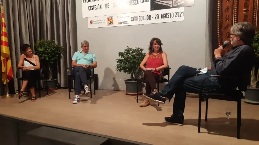 Beatriz Barrabés, Miguel Ángel Idígoras y Cristina Monge, con Enrique Serveto, en la primera mesa de debate.