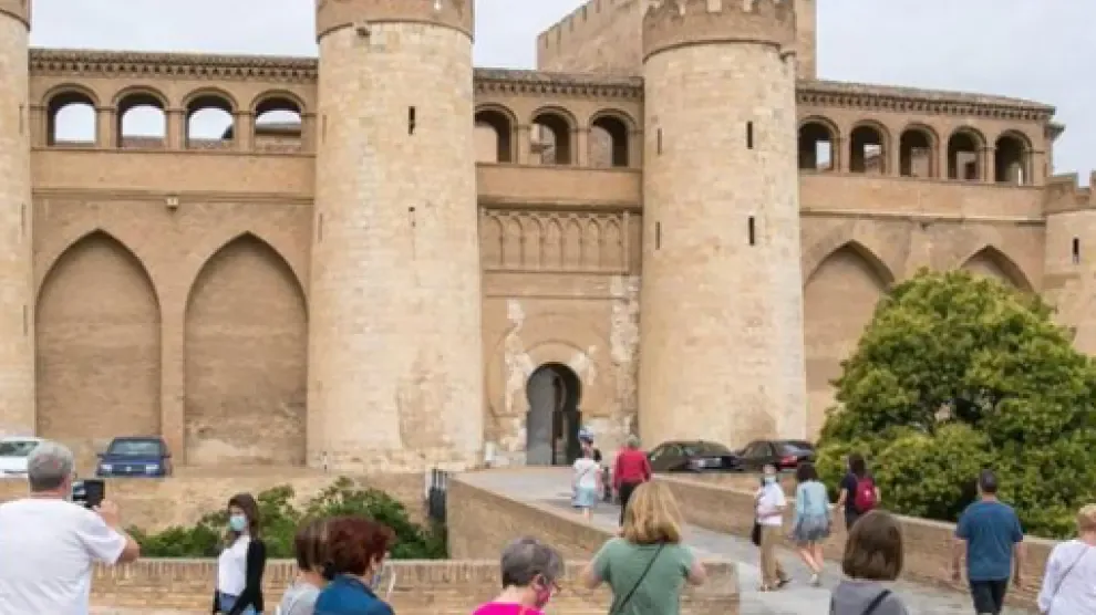 Turistas en el Palacio de la Alfajería en Zaragoza