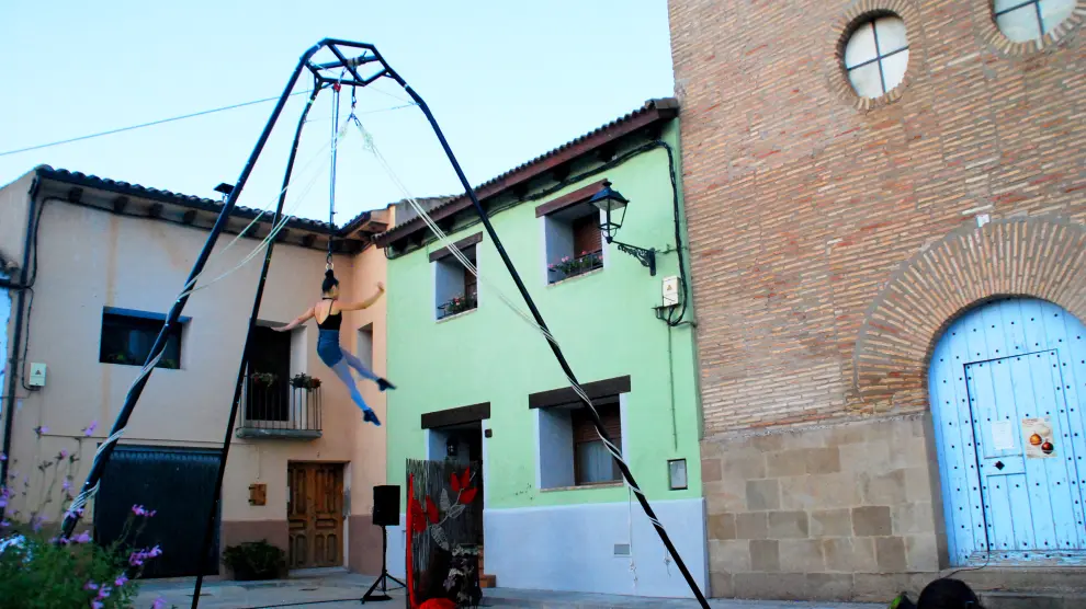 Espectáculo de danza aérea y suspensión capilar Ara, de la artista colombiana Andrea Ríos