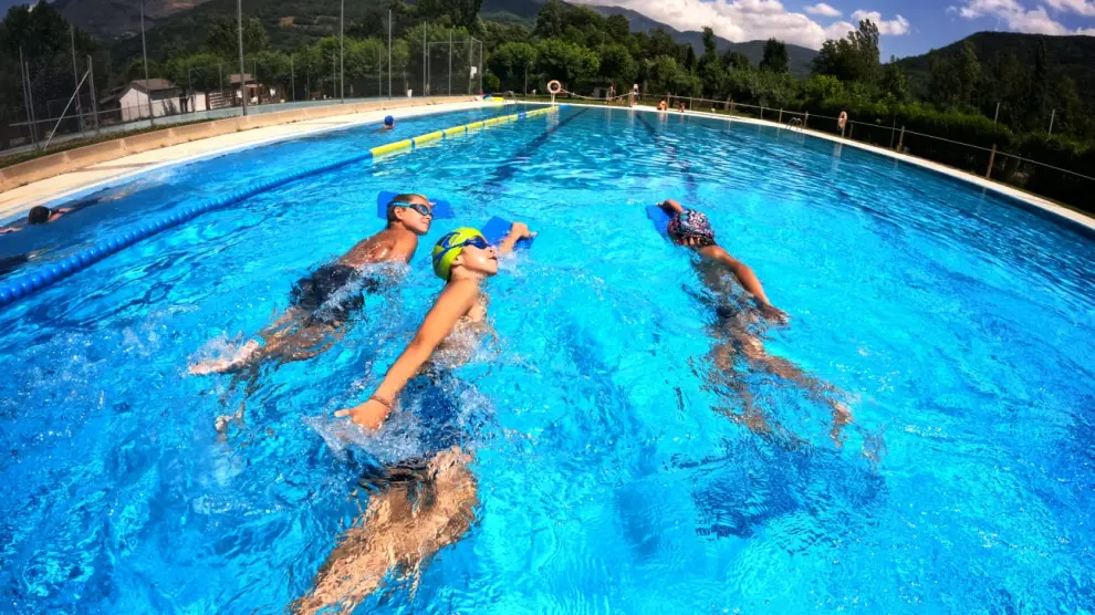 Curso de natación en la localidad de Castejón de Sos.