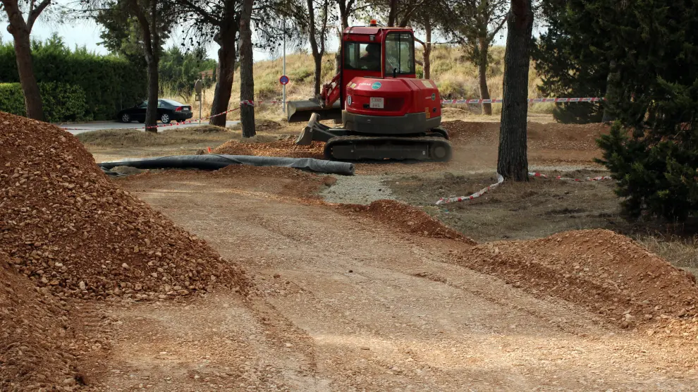 Obras en construcción del parque multideporte situado entre el Alcoraz y el Club de Tenis.