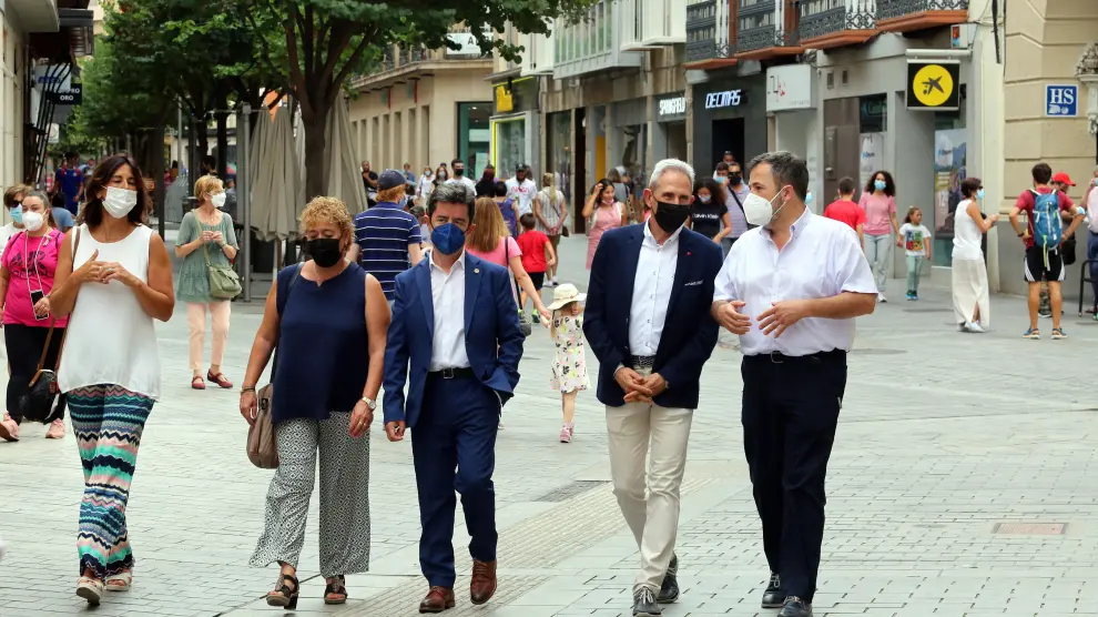 Gema Cajal, Rosa Gerbás, Luis Felipe, Salvador Cored y José Luis Cadena, recorriendo el centro de la ciudad
