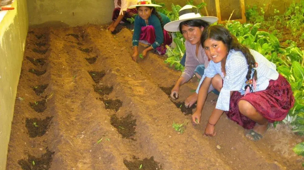 Un grupo de agricultores en una explotación de un país latinoamericano.