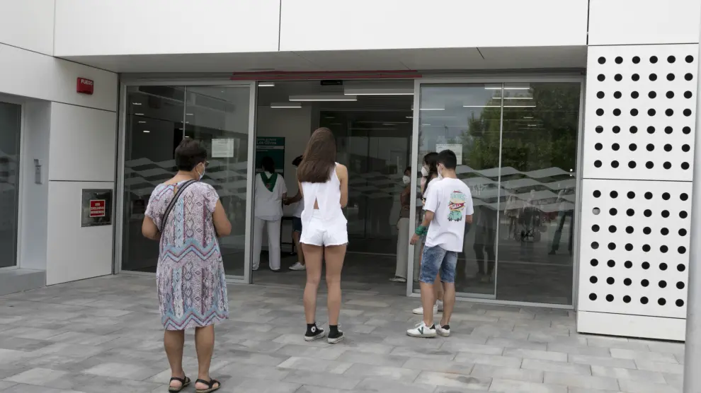 Usuarios en la puerta de acceso al centro de salud de Los Olivos.