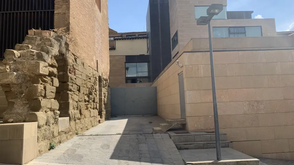 Acceso al Ayuntamiento de Huesca por la calle Mosieur Boyrie.