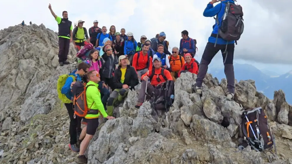 Momento de realizar la foto de grupo en la cima del Vallibierna