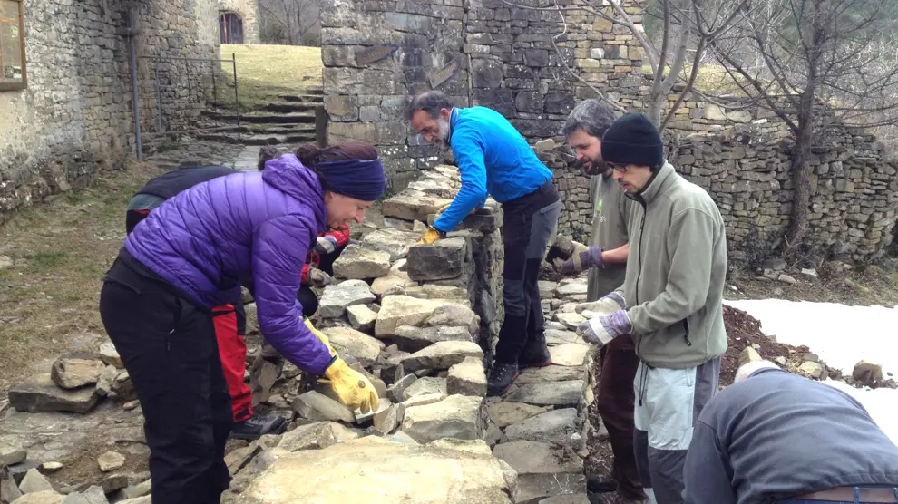 Quedadas de voluntarios, en este caso para reconstruir un muro de piedra seca
