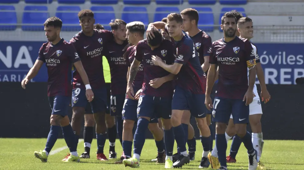 Los jugadores del Huesca B celebran el gol del empate.