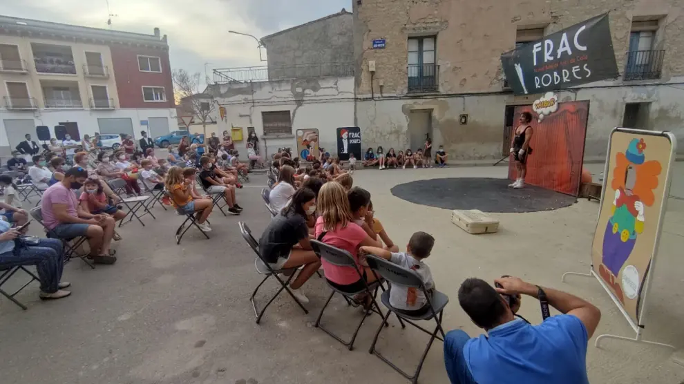 Público atento a uno de los espectáculos realizados durante la jornada mágica y circense en Robres.