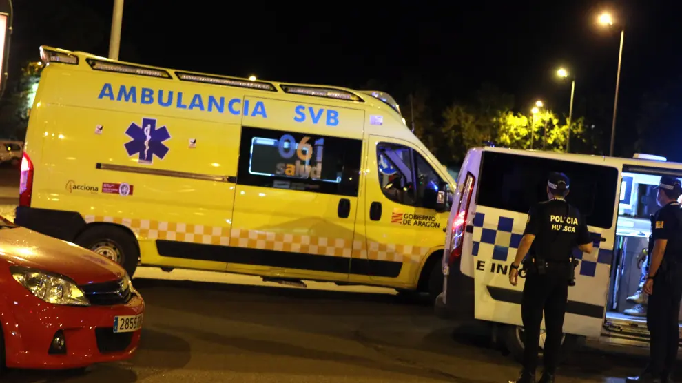 Ambulancia y Policía, en la calle Teruel, tras el accidente entre un ciclomotor y un turismo.