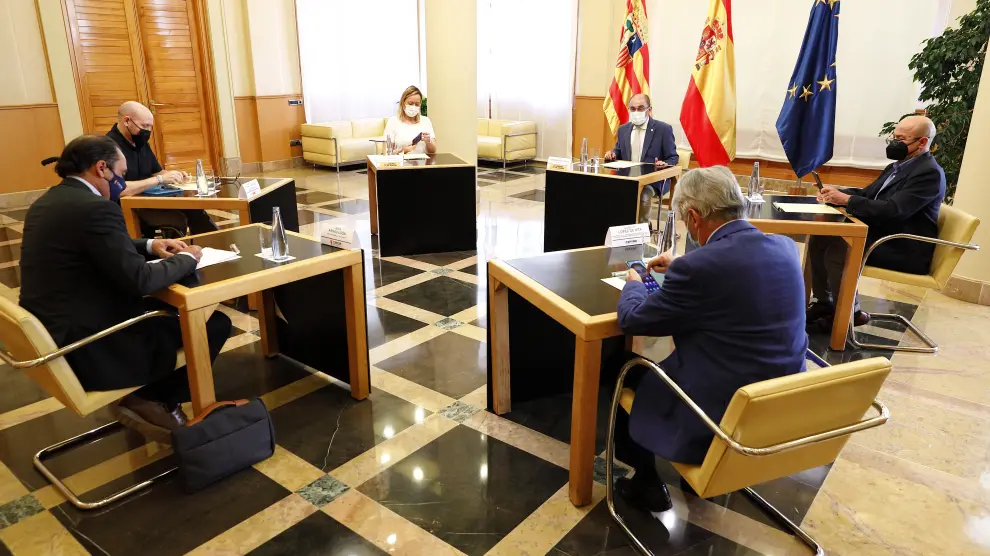Representantes de Gobierno de Aragón y Sindicatos en la reunión mantenida esta mañana.