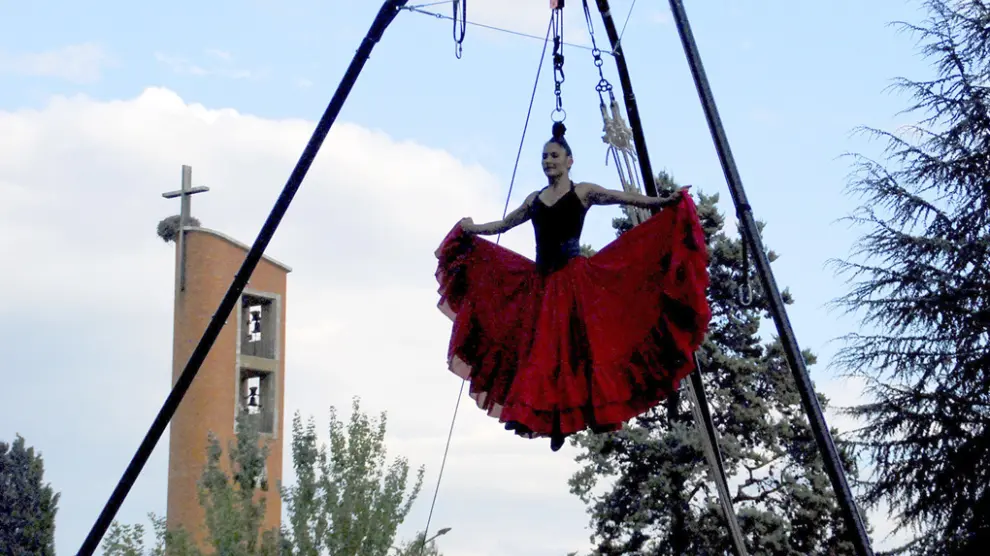 La artista colombiana Andrea Ríos sorprendió con su espectáculo de danza aérea, Ara.