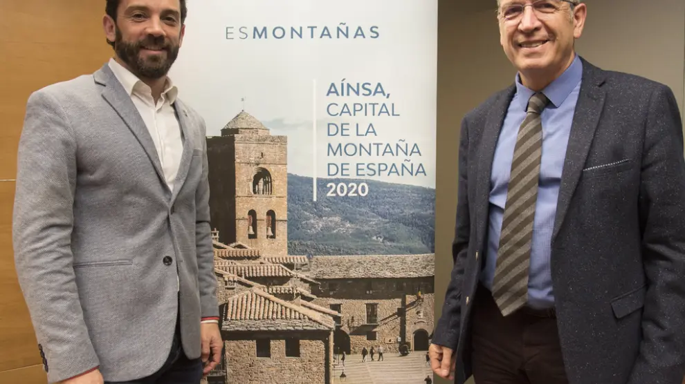 Presentacion de "Ainsa capital de esmontaña" el pasado año. Enrique Pueyo, alcalde de Aínsa y Francesc Boya, presidente de esMontañas.