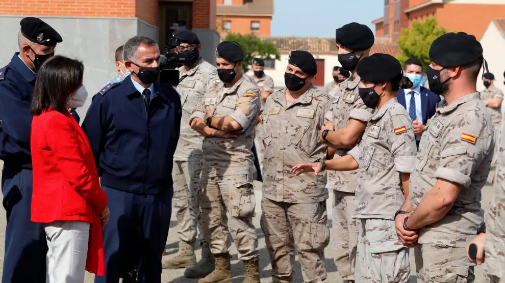 La Ministra de Defensa conversa con algunos militares durante su visita.