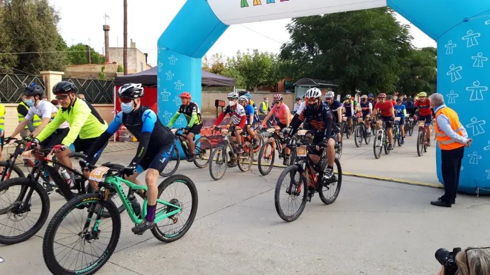 Salida de la carrera realizada este sábado por los ciclistas en el municipio de Almudévar
