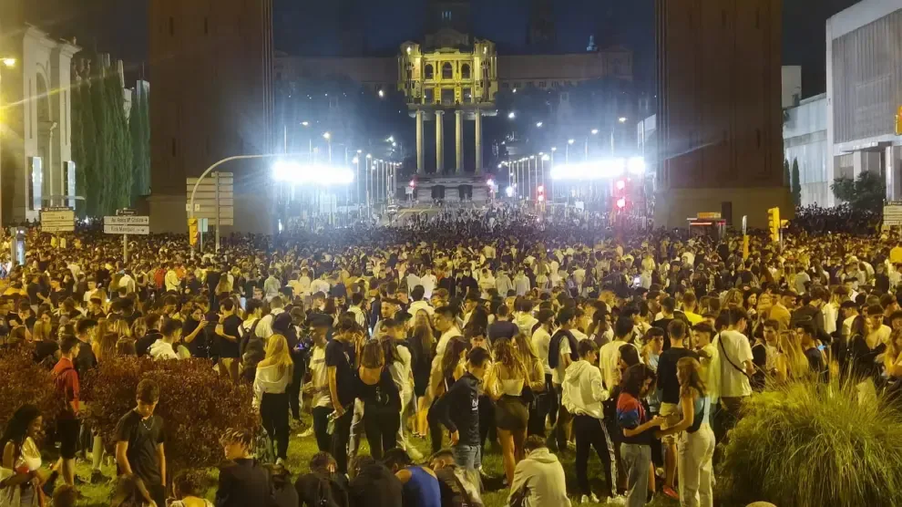 Miles de jóvenes durante el botellón en Barcelona