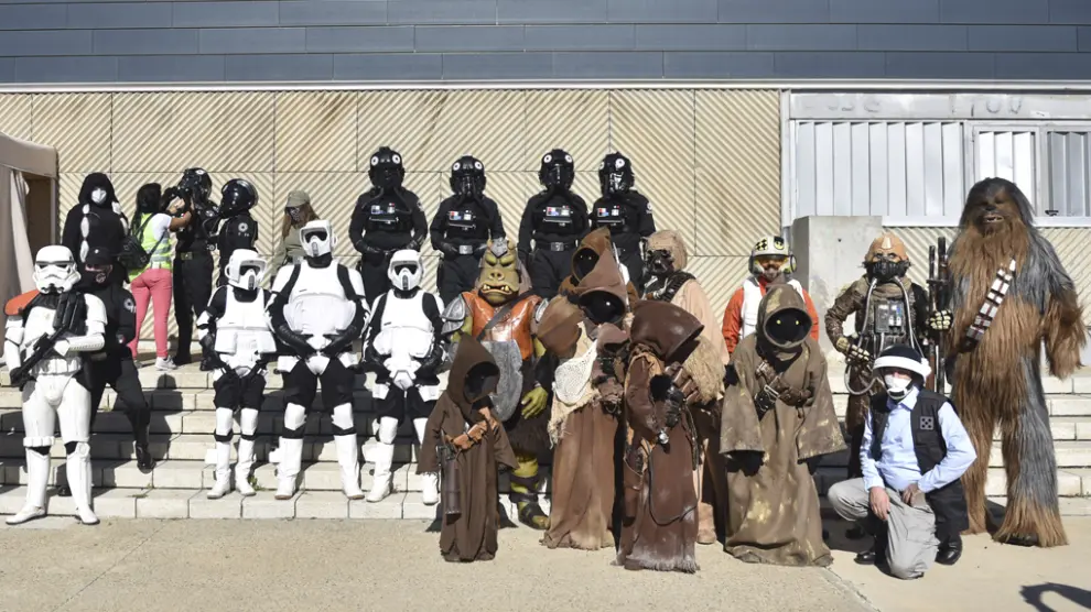 Miembros de la Asociación Sonrisas en Aragón disfrazados de personajes de la saga cinematográfica de Star Wars.