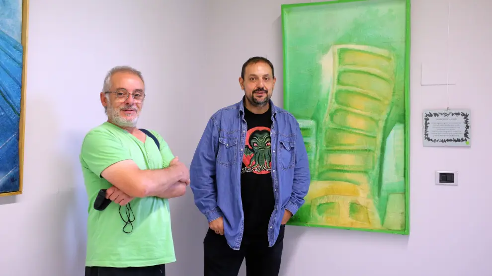 Rafael Moreno y Jaime Esparrach junto a una de las obras.