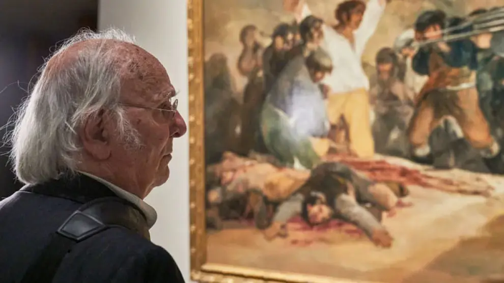 Carlos Saura ante una obra de Goya.