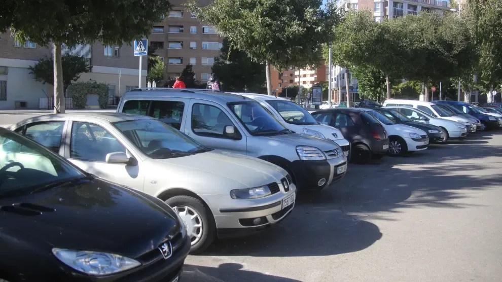 Foto de archivo de vehículos en Huesca ciudad.