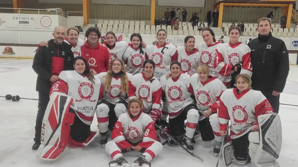 Foto de familia de las jugadoras y el cuerpo técnico del equipo femenino tras ganar en Puigcerdà.