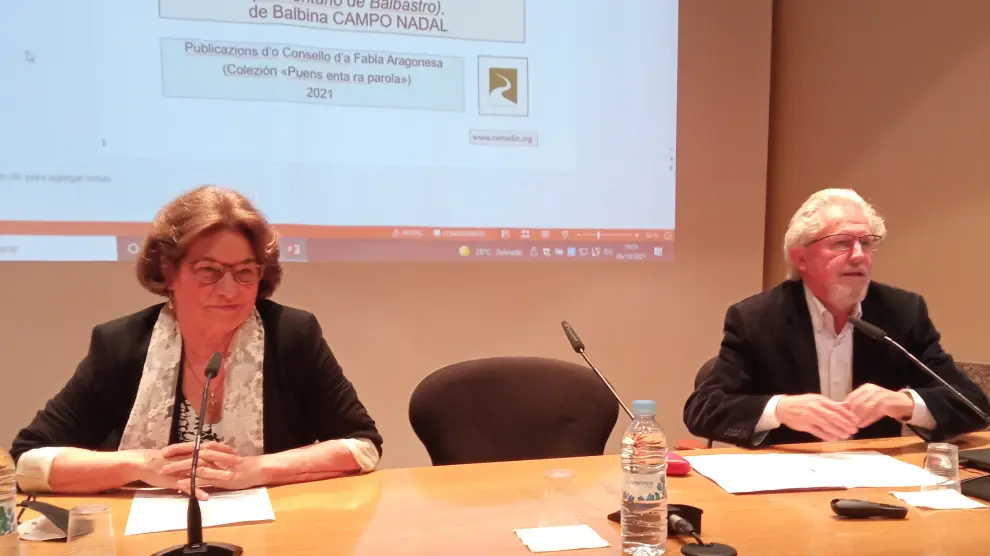 En la imagen de la presentación del libro, Balbina Campo y Francho Nagore.