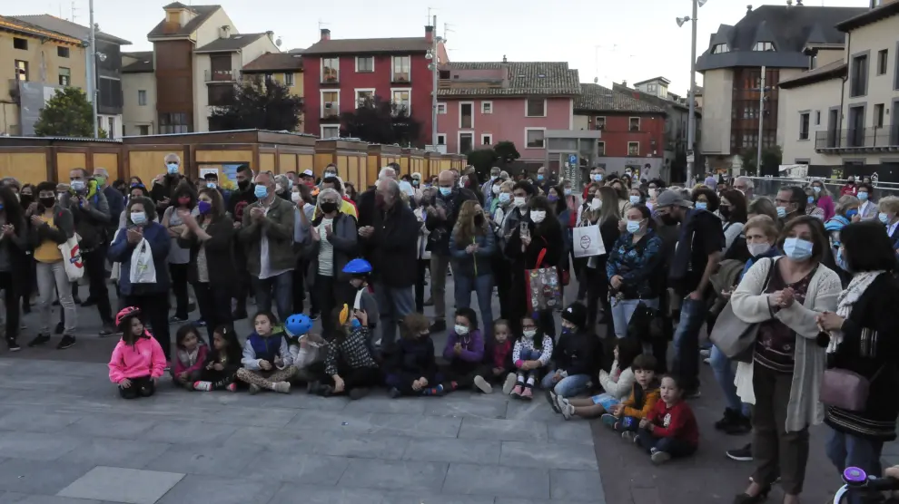 Asistentes a la concentración organizada en la plaza Biscós de Jaca.