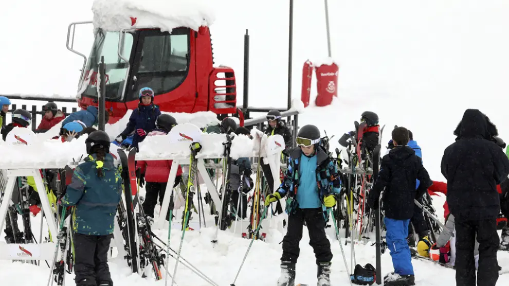Esquiadores en Candanchú en una temporada invernal anterior.