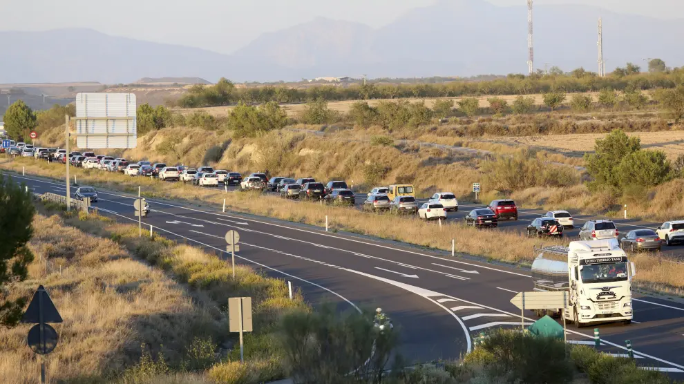 El tráfico de la A-23, en sentido Huesca, se vio afectado por una retención debido a una colisión.