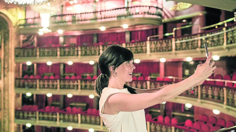 Carmen Barrantes, haciéndose un selfie en el Teatro Español (Madrid).