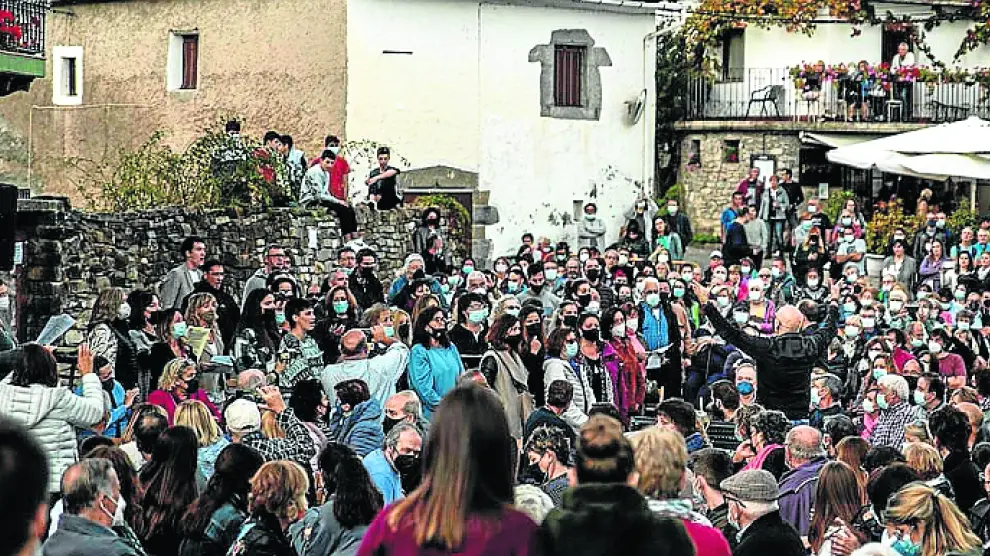 Gran ambiente en la celebración ayer de los 40 años de la Val d' Hecho.