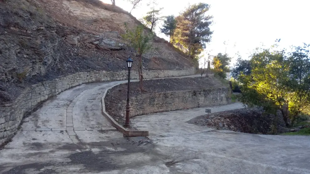 Las labores de limpieza han devuelto la accesibilidad al camino de Araguás que lleva a la iglesia y al cementerio.