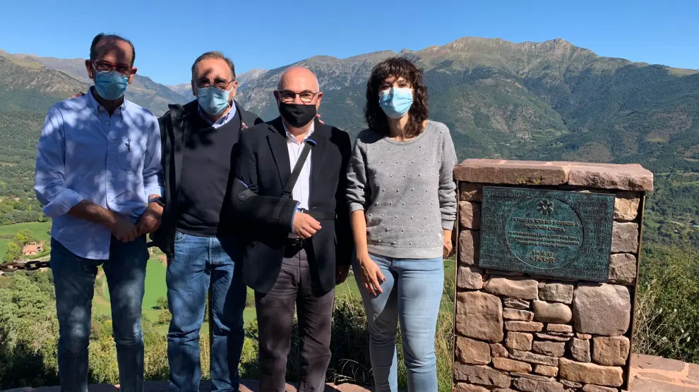Miembros del equipo de oncología del Val d’Hebrón, junto a la placa.
