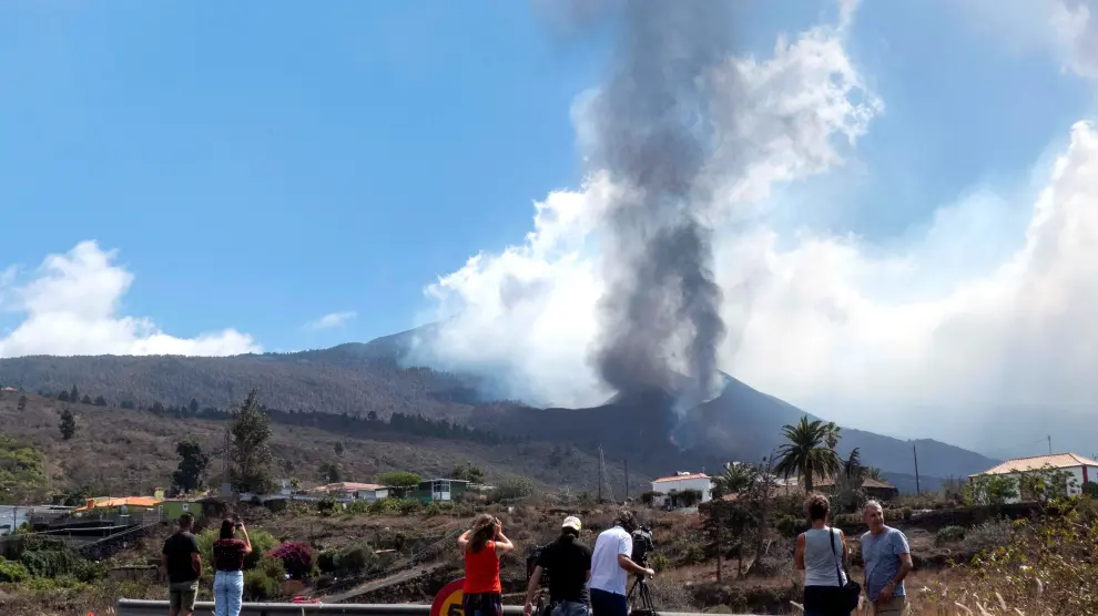 Vista de la erupción ayer desde la localidad de El Paso.